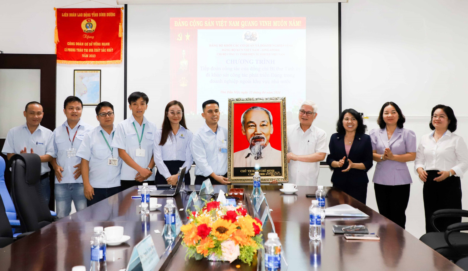Bí thư Tỉnh ủy Nguyễn Văn Lợi trao tặng bức tranh Bác Hồ cho lãnh đạo, Chi bộ Công ty TNHH Điện tử Foster Việt Nam.